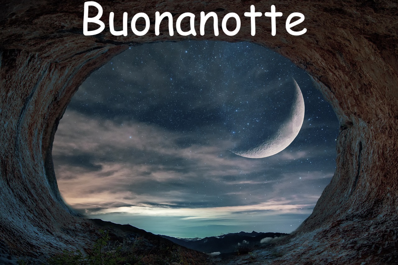 immagine scattata da una grotta con soggetto il cielo notturno, stelle e luna 